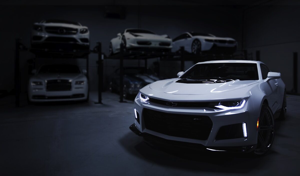 Современный автомобиль на дороге