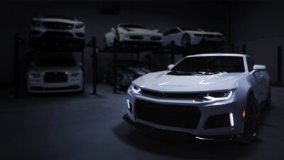 Современный автомобиль на дороге