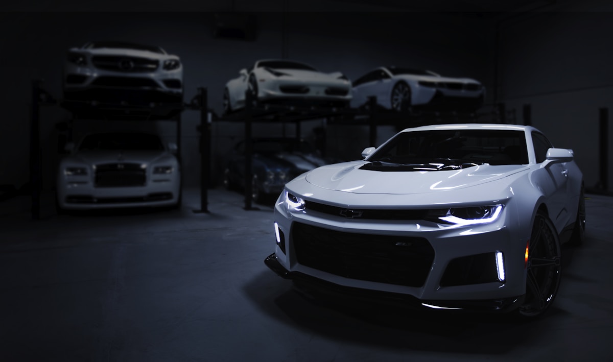 Современный автомобиль на дороге