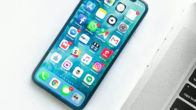 Смартфон на рабочем столе